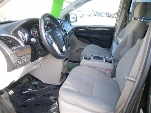 Chrysler Town and Country 2011 photo 3