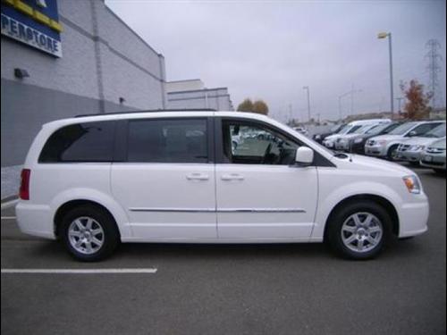Chrysler Town and Country 2011 photo 2