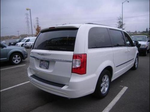 Chrysler Town and Country 2011 photo 3