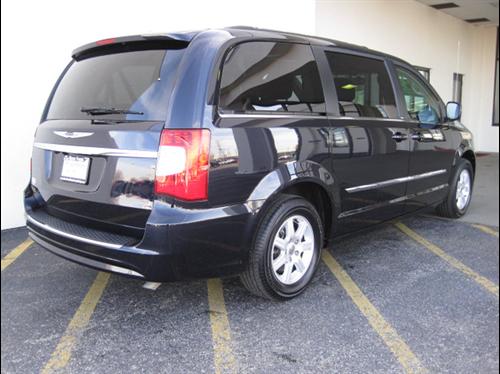 Chrysler Town and Country 2011 photo 2
