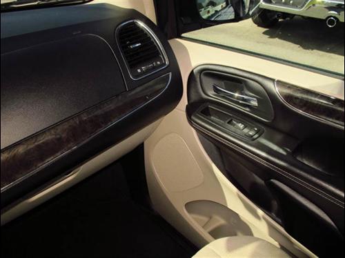 Chrysler Town and Country 2011 photo 1