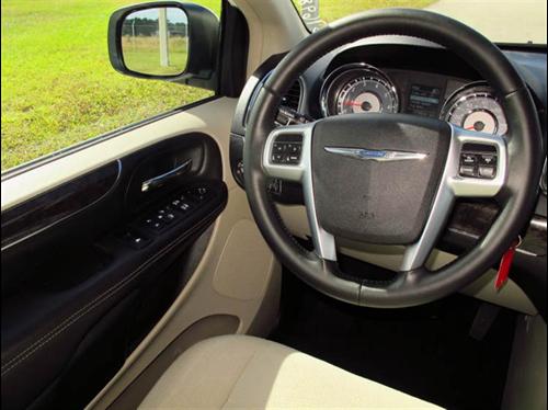 Chrysler Town and Country 2011 photo 3