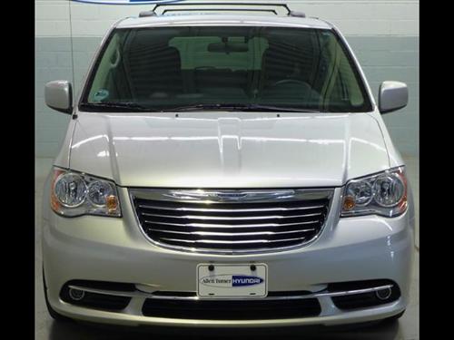 Chrysler Town and Country 2011 photo 2