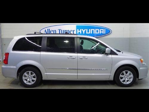 Chrysler Town and Country 2011 photo 3