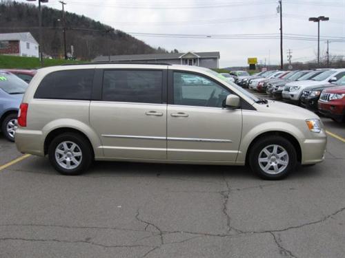 Chrysler Town and Country 2011 photo 2