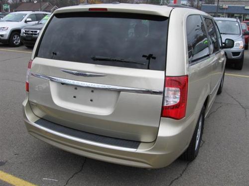 Chrysler Town and Country 2011 photo 3