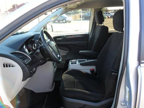 Chrysler Town and Country 2011 photo 2