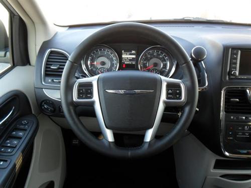 Chrysler Town and Country 2011 photo 3