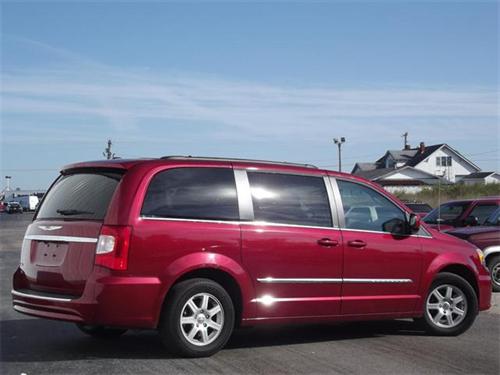 Chrysler Town and Country 2011 photo 3