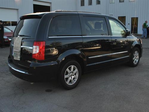 Chrysler Town and Country 2011 photo 1