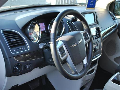 Chrysler Town and Country 2011 photo 2