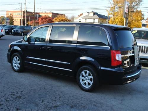 Chrysler Town and Country 2011 photo 4