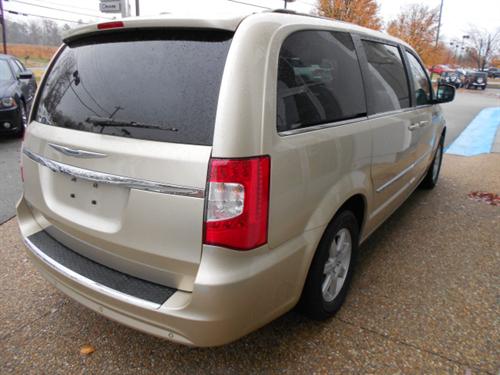 Chrysler Town and Country 2011 photo 2
