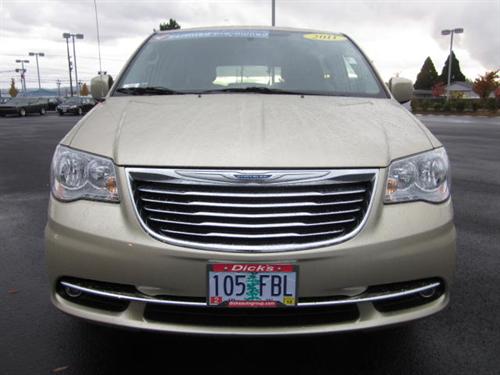 Chrysler Town and Country 2011 photo 2