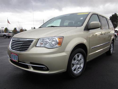 Chrysler Town and Country 2011 photo 3