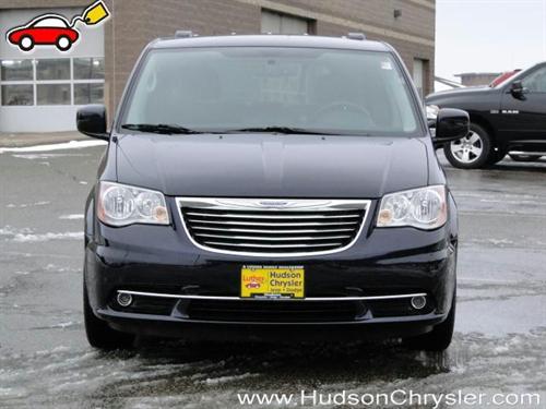 Chrysler Town and Country 2011 photo 2