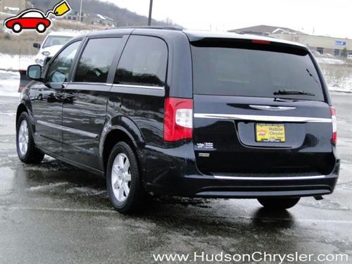 Chrysler Town and Country 2011 photo 3