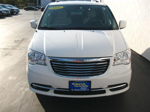 Chrysler Town and Country 2011 photo 1