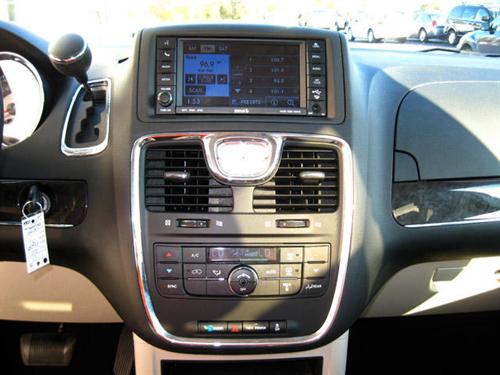 Chrysler Town and Country 2011 photo 2