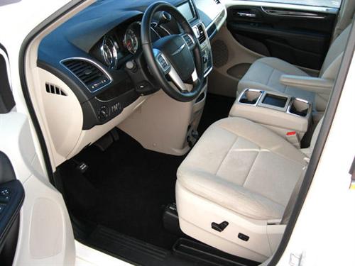 Chrysler Town and Country 2011 photo 3