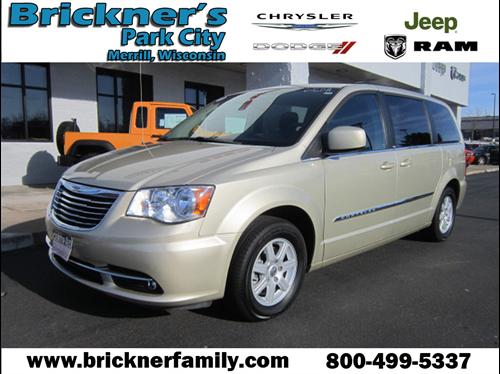 Chrysler Town and Country 2011 photo 2