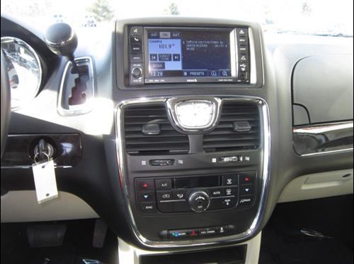 Chrysler Town and Country 2011 photo 3