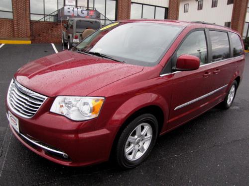 Chrysler Town and Country 2011 photo 1