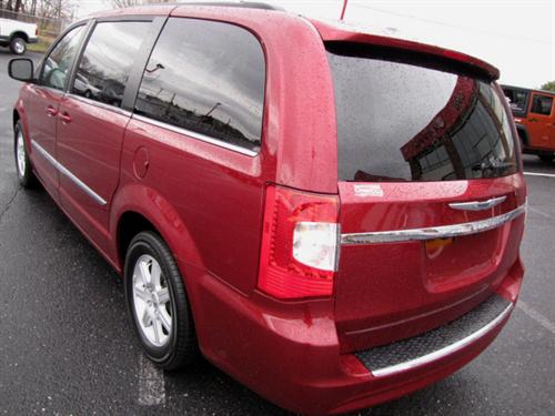 Chrysler Town and Country 2011 photo 2