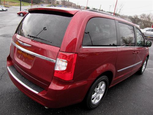 Chrysler Town and Country 2011 photo 3