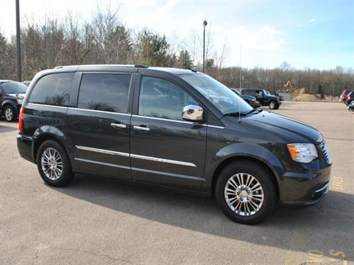 Chrysler Town and Country 2011 photo 2