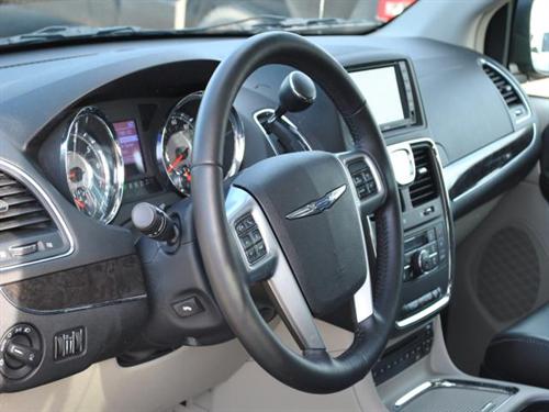 Chrysler Town and Country 2011 photo 4