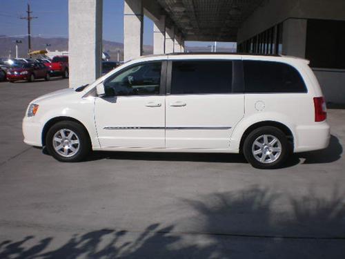 Chrysler Town and Country 2011 photo 1