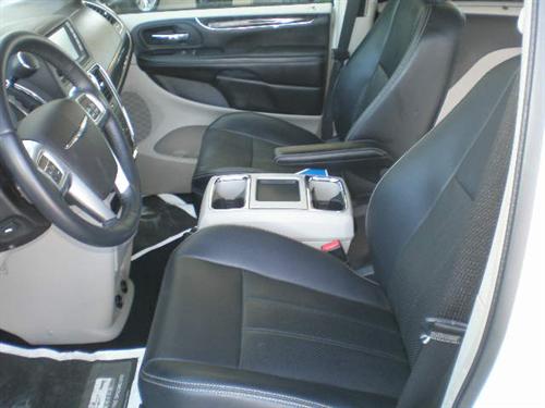 Chrysler Town and Country 2011 photo 3