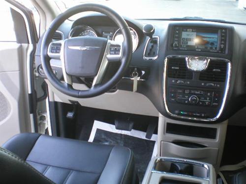 Chrysler Town and Country 2011 photo 4