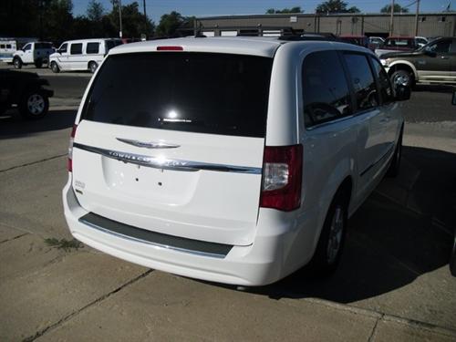 Chrysler Town and Country 2011 photo 2