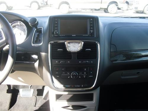 Chrysler Town and Country 2011 photo 3