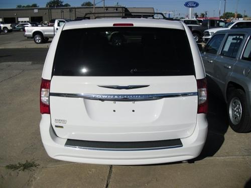Chrysler Town and Country 2011 photo 5