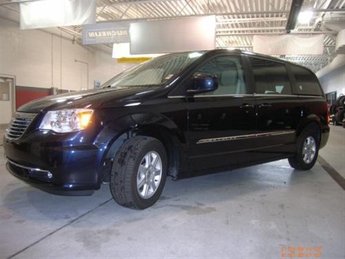 Chrysler Town and Country 2011 photo 2
