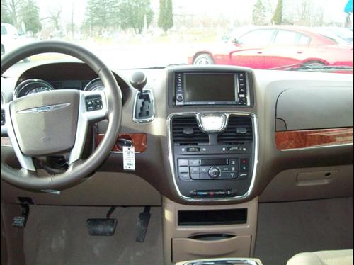Chrysler Town and Country 2011 photo 1