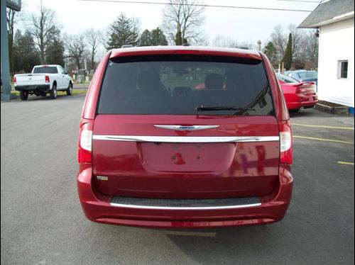 Chrysler Town and Country 2011 photo 2