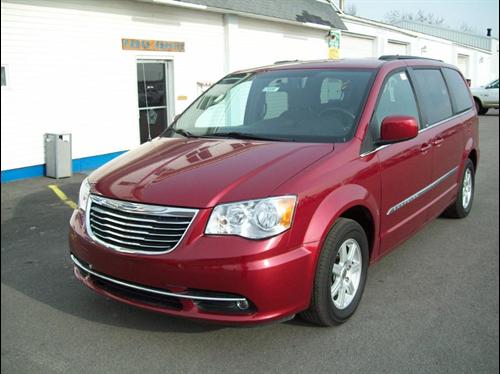 Chrysler Town and Country 2011 photo 3