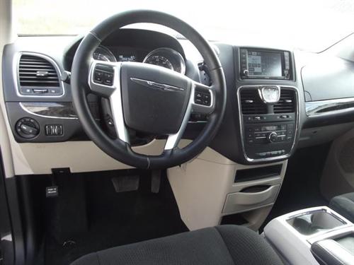 Chrysler Town and Country 2011 photo 4