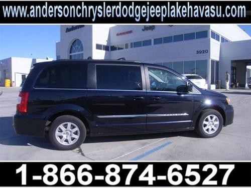 Chrysler Town and Country 2011 photo 3