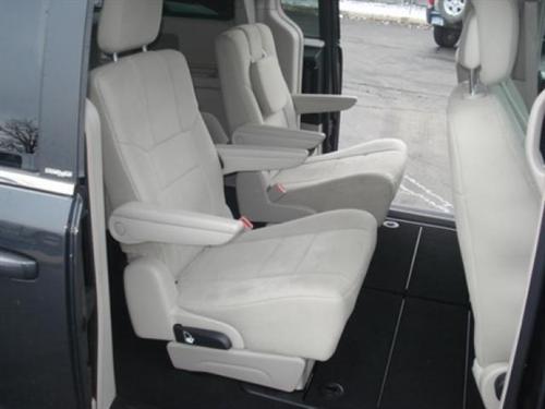 Chrysler Town and Country 2011 photo 2