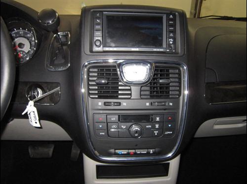 Chrysler Town and Country 2011 photo 3