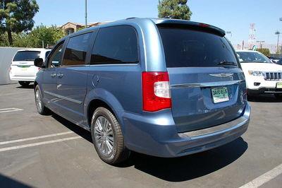 Chrysler Town and Country 2011 photo 1