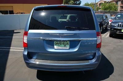 Chrysler Town and Country 2011 photo 2
