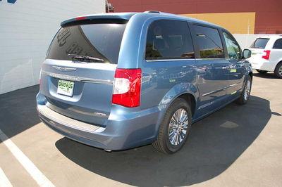Chrysler Town and Country 2011 photo 3