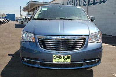 Chrysler Town and Country 2011 photo 4