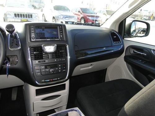 Chrysler Town and Country 2011 photo 1